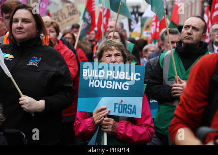 Les gens se rassemblent à l'extérieur de Leinster House à Dublin au cours d'un lever le toit de protestation pour le droit au logement. Banque D'Images