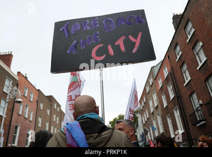 Les gens se rassemblent à l'extérieur de Leinster House à Dublin au cours d'un lever le toit de protestation pour le droit au logement. Banque D'Images