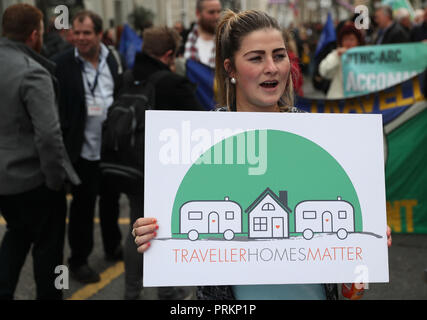 Les gens se rassemblent à l'extérieur de Leinster House à Dublin au cours d'un lever le toit de protestation pour le droit au logement. Banque D'Images