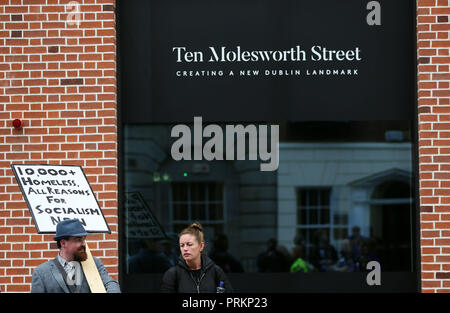 Les gens se rassemblent à l'extérieur de Leinster House à Dublin au cours d'un lever le toit de protestation pour le droit au logement. Banque D'Images