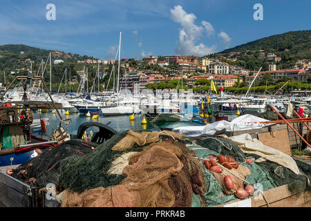 Filets de pêcheurs sécher au soleil dans la marina de Lerici, La Spezia, ligurie, italie Banque D'Images