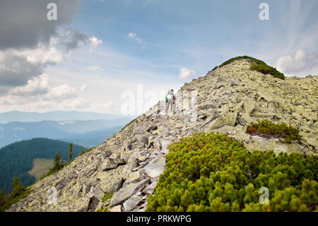 Voyageur dans les montagnes sur un chemin de pierre menant à la montagne Banque D'Images
