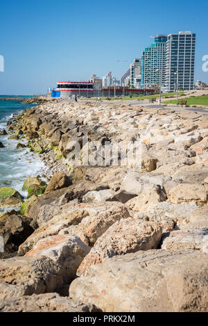 Vue depuis la rive pour le quartier moderne de Tel Aviv Banque D'Images