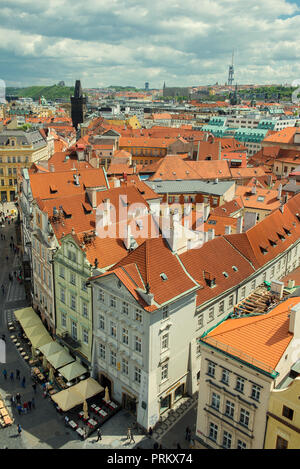 PRAGUE, RÉPUBLIQUE TCHÈQUE - Mai 6, 2015 : Le point de vue de la hauteur de l'orange les toits de la vieille ville. Le 6 mai 2015. Prague, République tchèque. Banque D'Images