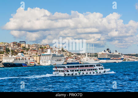 Les bateaux de croisière sur le Bosphore , Istanbul, Turquie. Banque D'Images