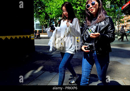 Les touristes japonais, Londres, Angleterre, Royaume-Uni. Banque D'Images