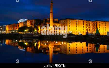 Albert Docks, vue sur quai de la conserve, avec la station de pompage, Liverpool. Image prise en septembre 2018. Banque D'Images