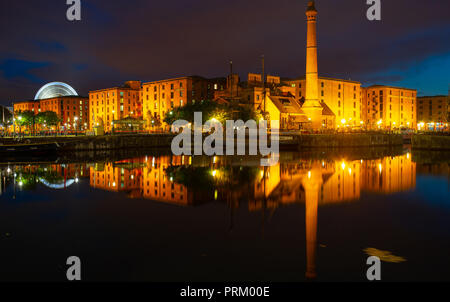 Albert Docks, vue sur quai de la conserve, avec la station de pompage, Liverpool. Image prise en septembre 2018. Banque D'Images