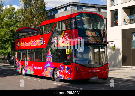 Un open top rouge double decker bus touristiques de la ville de la conduite sur route, Cambridge, Royaume-Uni Banque D'Images