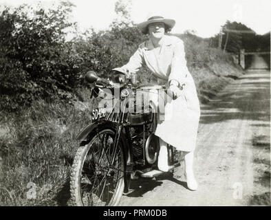 Dame pose pour photo sur un 1920 Douglas Flat Twin 350cc Moto dans un chemin de campagne vers 1920 Banque D'Images