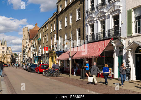 Vue de Kings Parade avec des magasins, des bâtiments et des personnes à pied passé le long d'une journée d'été, Cambridge, Royaume-Uni Banque D'Images