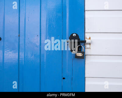 Cadenassé porte d'une cabane de plage à Newquay, Cornwall. Bien en place, fixez-le en métaphore. Banque D'Images