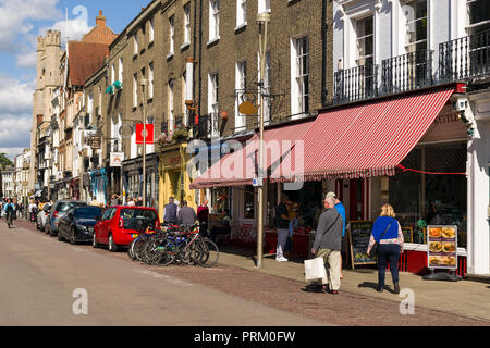 Vue de Kings Parade avec des magasins, des bâtiments et des personnes à pied passé le long d'une journée d'été, Cambridge, Royaume-Uni Banque D'Images