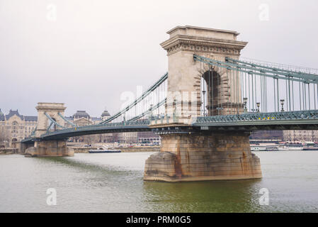 Pont des chaînes de l'autre côté de la rivière Banque D'Images