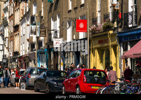 Vue de Kings Parade avec des magasins, des bâtiments et des personnes à pied passé le long d'une journée d'été, Cambridge, Royaume-Uni Banque D'Images