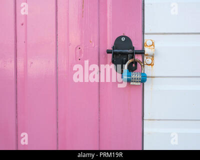 Cadenassé porte d'une cabane de plage à Newquay, Cornwall. Bien en place, fixez-le en métaphore. Banque D'Images