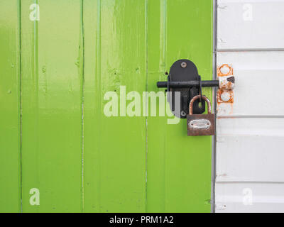 Cadenassé porte d'une cabane de plage à Newquay, Cornwall. Bien en place, fixez-le en métaphore. Banque D'Images