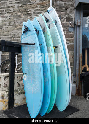 Reflétant le monde de surf, planches à voile, surf et activités / Vie à Newquay, Cornwall. Accueil de Boardmasters Festival. Banque D'Images