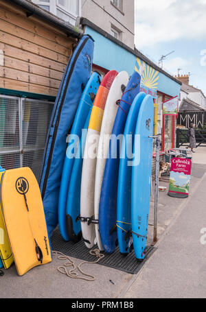 Reflétant le monde de surf, planches à voile, surf et activités / Vie à Newquay, Cornwall. Accueil de Boardmasters Festival. Banque D'Images