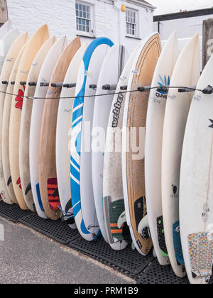 Reflétant le monde du surf, planches de surf et activités / Vie à Newquay, Cornwall. Accueil de Boardmasters Festival. Banque D'Images