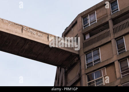 'U m'épouser' artwork à Park Hill Studios, Sheffield, South Yorkshire, Angleterre. Banque D'Images