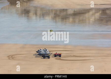 Des promenades en Jet Ski et embauche à Newquay, Cornwall. Chargé des remorques Jet Ski sur la plage. Banque D'Images