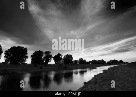 Lever de soleil sur l'eau de vidange Fenland, Peakirk village, Cambridgeshire, Angleterre, RU Banque D'Images