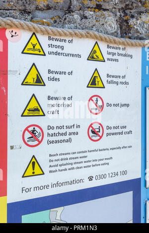 Avis d'avertissement RNLI sur les dangers présents sur la plage de Newquay, Cornwall. Panneau d'avertissement public et choses pas si sûres. Banque D'Images