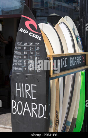 Reflétant le monde de surf, planches à voile, surf et activités / Vie à Newquay, Cornwall. Accueil de Boardmasters Festival. Banque D'Images