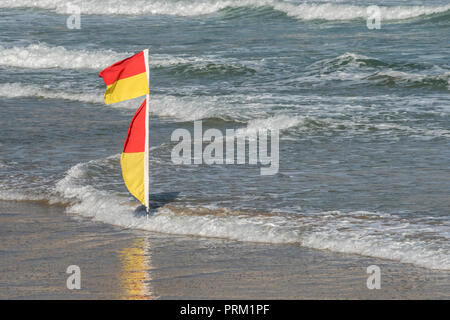 Drapeaux de baignade - seulement nager entre deux drapeaux jaunes et orange. Mer, plage d'avertissement de sécurité drapeaux. Banque D'Images