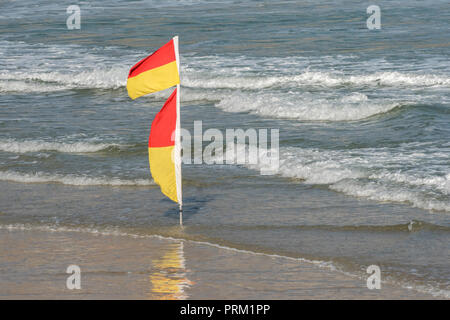 Drapeaux de baignade - seulement nager entre deux drapeaux jaunes et orange. Mer, plage d'avertissement de sécurité drapeaux. Banque D'Images