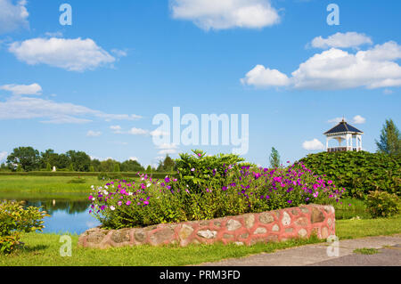 Magnifique parc avec étang près de l'église Sainte-Anne à Mosar, Bélarus, le site de la mission des Jésuites Banque D'Images