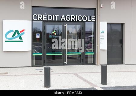 Orléans, France - 19 mars 2017 : l'agence du Crédit Agricole. Le Crédit Agricole est un réseau français de banques coopératives et mutualistes Banque D'Images