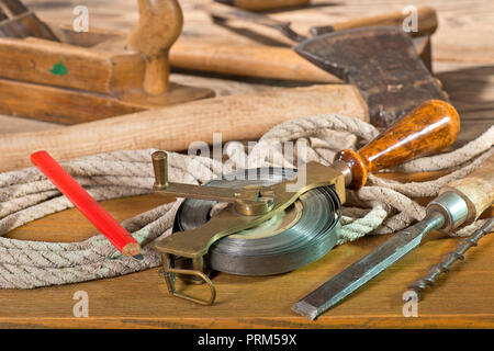 Vieux outils utilisés dans l'atelier du menuisier Banque D'Images
