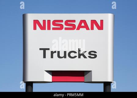 Saint Priest, France - 8 septembre 2018 : Nissan trucks signe sur un panneau. Banque D'Images