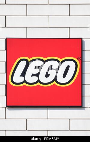 Billund, Danemark - Juillet 26, 2018 : Lego signe sur un mur. Lego est une ligne de jouets de construction en plastique qui sont fabriqués par le groupe Lego Banque D'Images