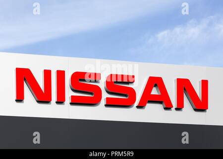 Villefranche, France - 2 juin 2018 : Nissan signe sur une façade. Nissan est une multinationale japonaise fabrication automobile Banque D'Images