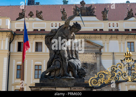 Chérubin statue à l'entrée ouest du château de Prague, République Tchèque Banque D'Images