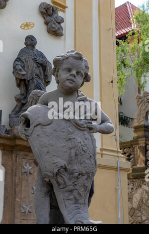 Chérubin à la porte Ouest de l'entrée au château de Prague, République Tchèque Banque D'Images