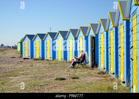 Cabines de plage modernes colorés sur le front de mer de Littlehampton West Sussex England UK Banque D'Images