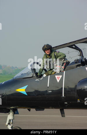 RAF, le pilote solo de la Royal Air Force, Matt Barker, s'élevant du cockpit de l'avion à réaction BAe Hawk T1. Combinaison de vol. Combinaison volante Banque D'Images