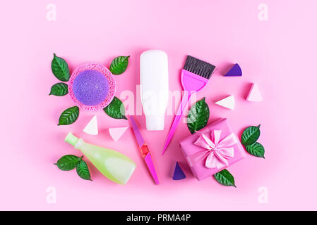 Cosmetic Packaging bouteille plastique Lait Crème de shampoing gel douche feuilles vert cadeau éponge fort bow. Produits organiques naturels soins de la peau et des cheveux de shopping. Banque D'Images