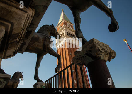 Venise, Le Campanile St Marks de la Loggia del Cavalli par les jambes de reproduction chevaux de bronze. Banque D'Images