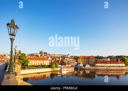 L'Europe, République tchèque, Prague, site de l'Unesco, la Bohême, le château de Prague et cathédrale Saint-Guy St au-dessus de la rivière Vltava Banque D'Images