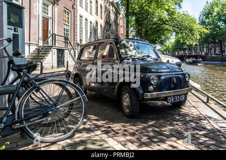 Avant de l'old rusty noir petite voiture italienne Fiat 500 Giardiniera stationné à l'un des canaux d'Amsterdam. Banque D'Images