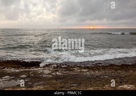 Avis de certains récifs de la Salt Pond Beach Park pendant le coucher du soleil à Kauai, Hawaï. Banque D'Images