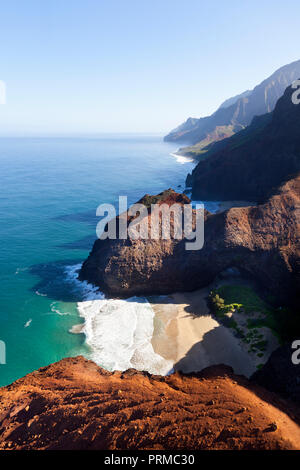 Vue de l'hélicoptère à Honopu Beach et au passage de la Côte de Na Pali à Kauai, Hawaï. Banque D'Images