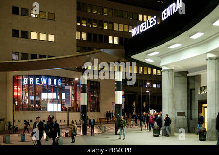 La Brewdog bar à Bruxelles, en face de l'entrée de la gare centrale de Bruxelles, dans la nuit Banque D'Images