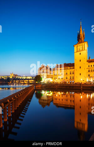 L'Europe, République tchèque, Prague, site de l'Unesco, la Bohême, le château de Prague et cathédrale Saint-Guy St au-dessus de la rivière Vltava Banque D'Images