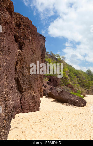 Les falaises volcaniques à la fin de la magnifique plage Makena à Maui, Hawaii. Banque D'Images